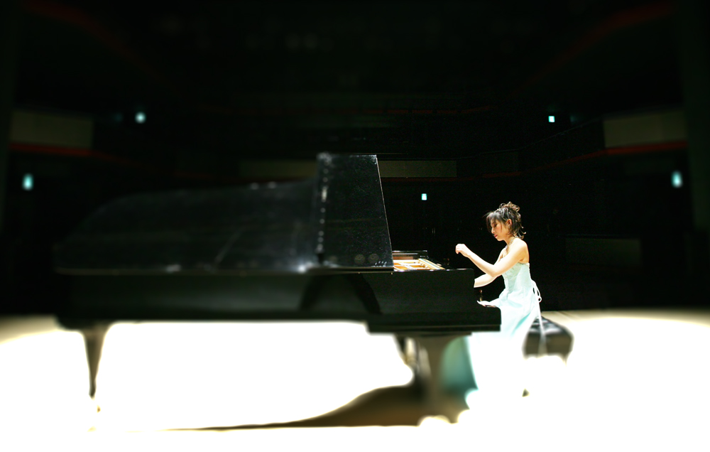 Pianist Toshiko Aichi